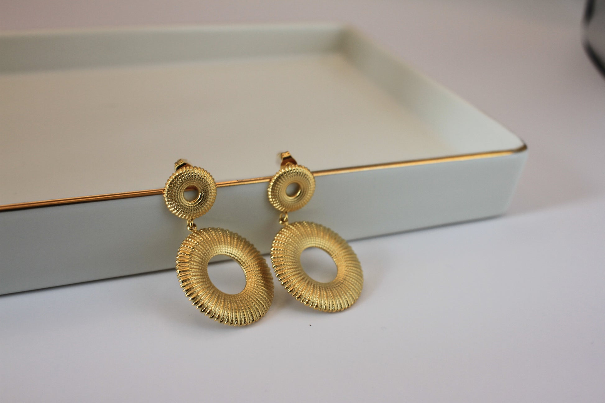 Gold round earrings - Luna by Cinthia Garcia