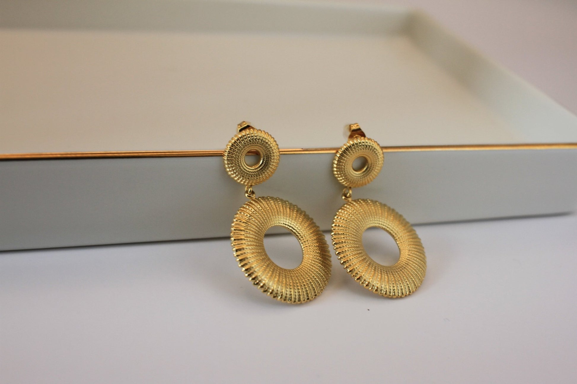 Gold round earrings - Luna by Cinthia Garcia