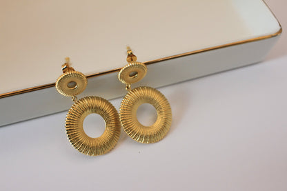 Gold round earrings - Luna by Cinthia Garcia