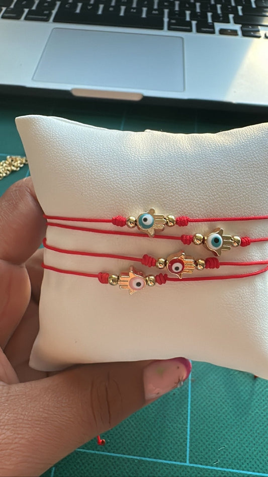 Little red bracelet - Luna by Cinthia Garcia